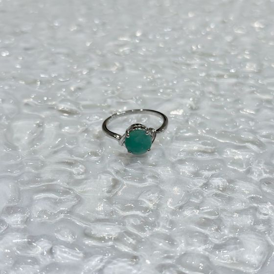 Silver ring with a 1.708-carat emerald