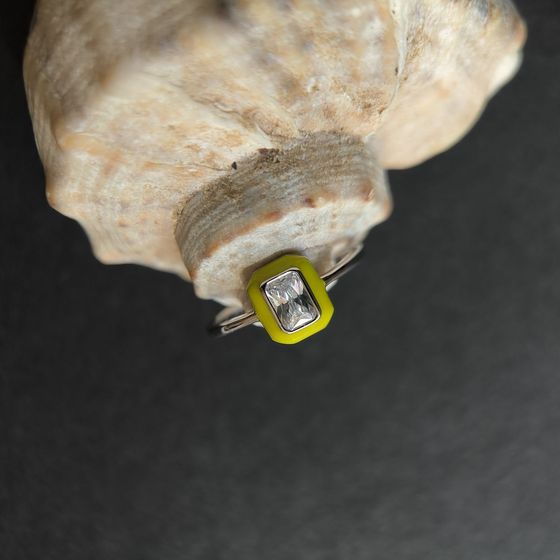 Срібна каблучка з фіанітами, емаллю