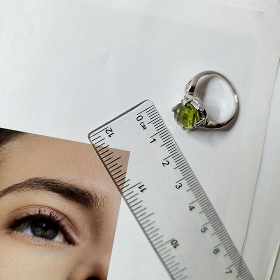 Серебряное кольцо с хризолітом 6.56ct, фианитами