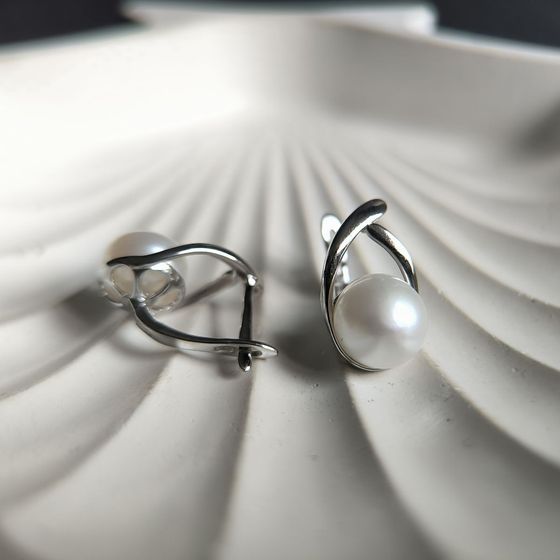 Silver earrings with pearls