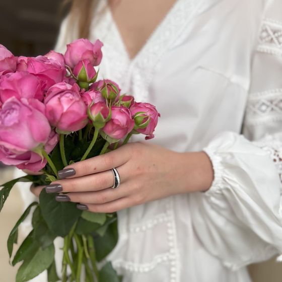 Срібна каблучка з фіанітами, емаллю