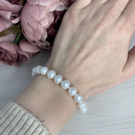 Silver bracelet with pearls