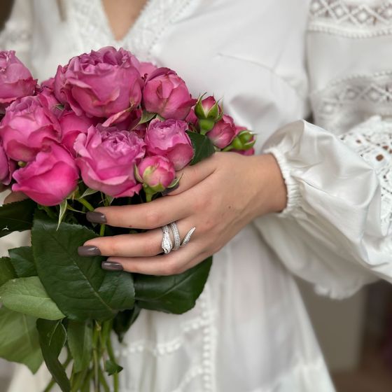 Срібна каблучка з фіанітами, емаллю