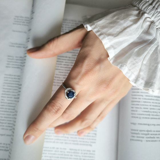 Срібна каблучка з сапфіром та фіанітами