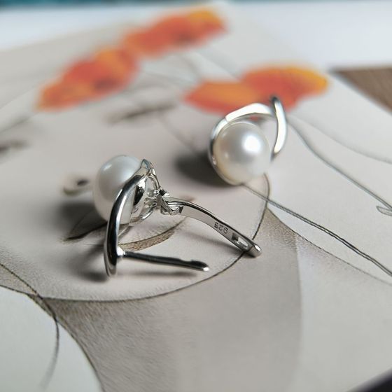 Silver earrings with pearls