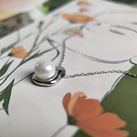 Silver necklace with pearls