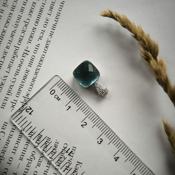 Silver pendant with phianites
