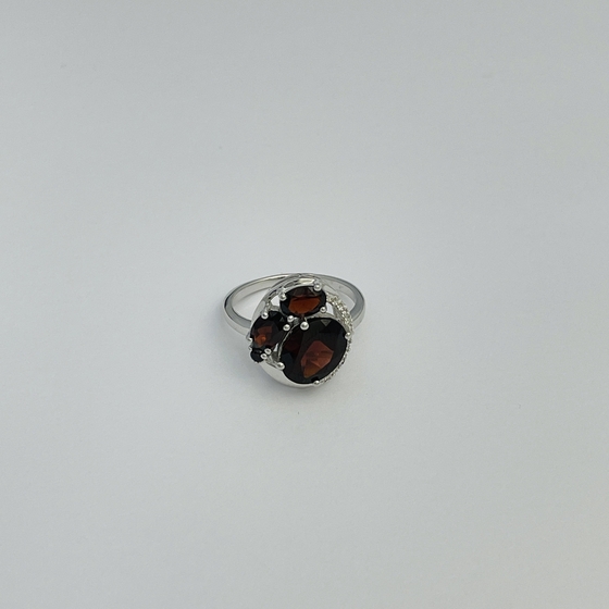 Серебряное кольцо с гранатом 5.044ct