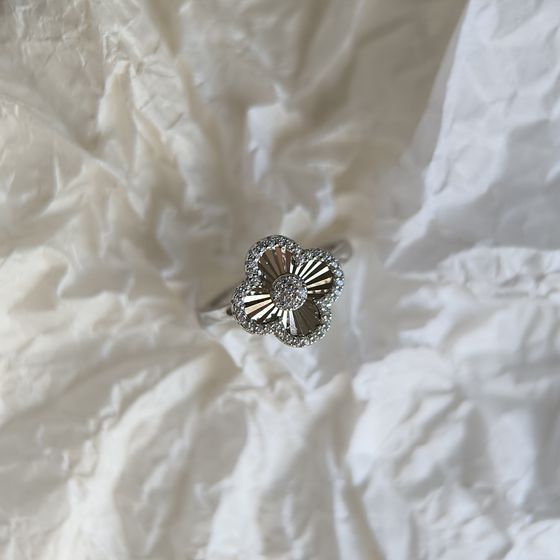 Срібна каблучка з фіанітами