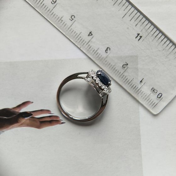 Срібна каблучка з сапфіром 2.895ct, фіанітами