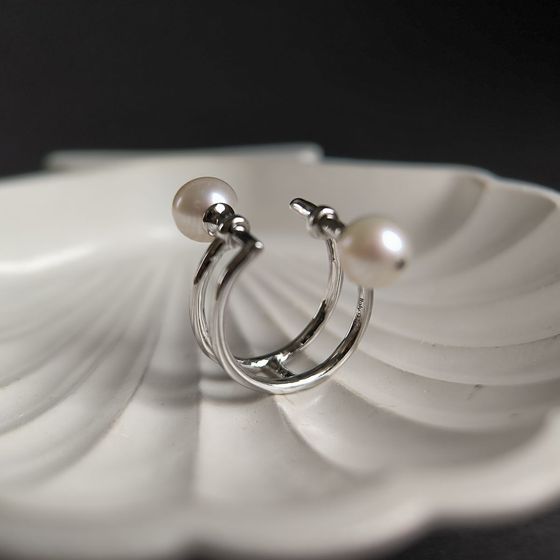 Silver ring with pearls