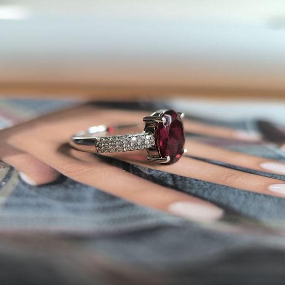 Срібна каблучка з гранатом nano, фіанітами