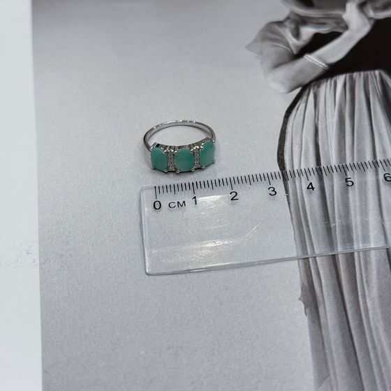 Срібна каблучка зі смарагдом, фіанітами