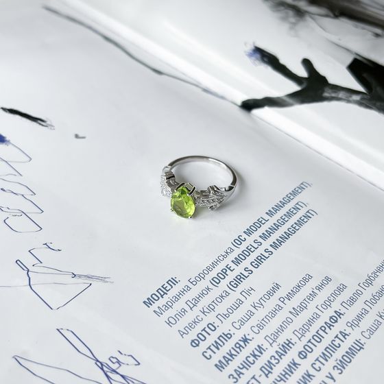 Срібна каблучка з хризолітом 4.177ct, фіанітами