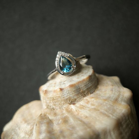 Серебряное кольцо с топазом Лондон Блю 0.555ct