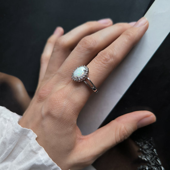 Срібна каблучка з опалом 1,265 карата та фіанітами