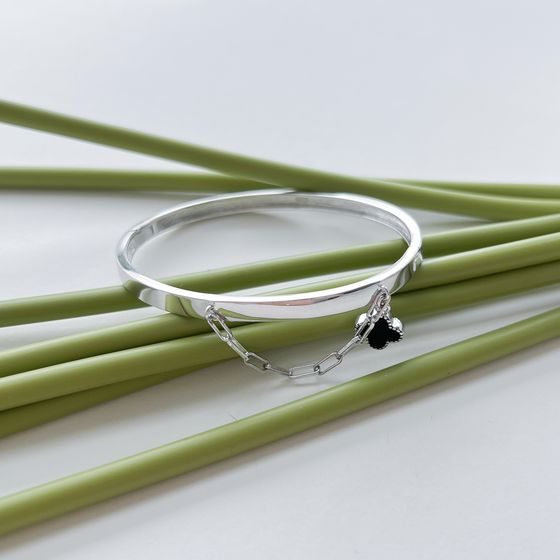 Silver bracelet with onyx