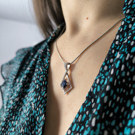 Срібна підвіска з сапфіром 1.859ct, фіанітами