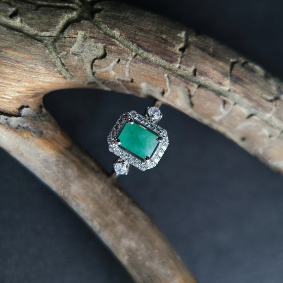 Silver ring with emerald 1.651ct