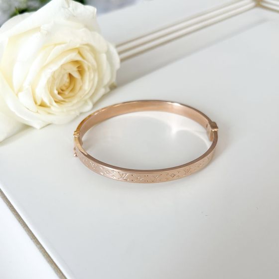 Gold bracelet without stones