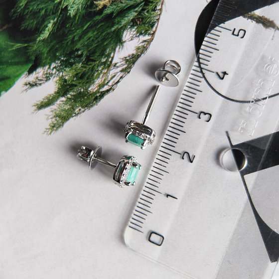 Срібні сережки зі смарагдом 1,13 карата