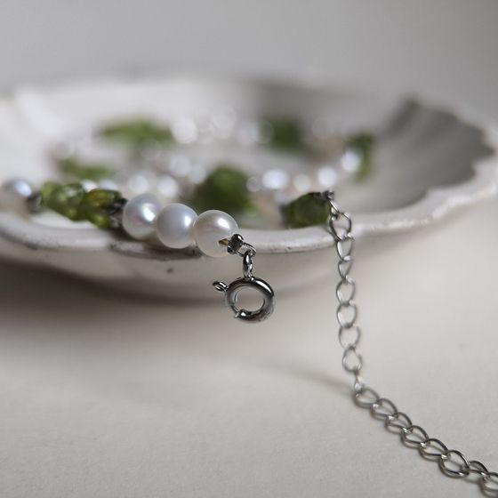 Срібне кольє з перлами бароковими, хризолітом
