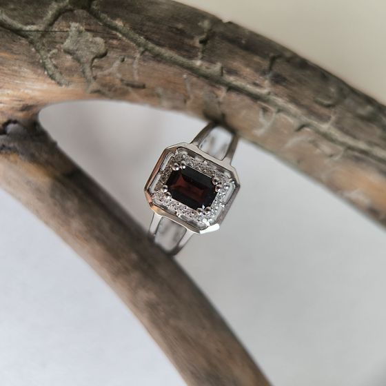 Срібна каблучка з гранатом 1.4ct