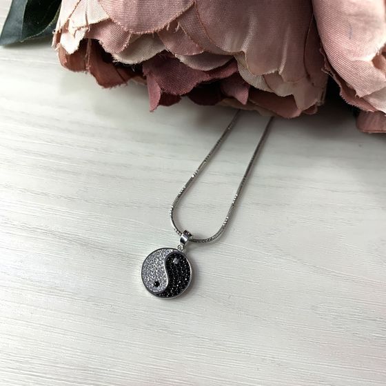 Silver pendant with phianites