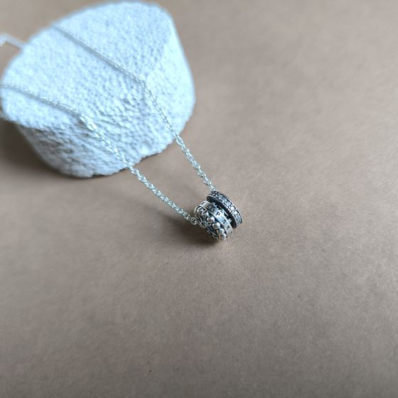 Silver necklace with phianites