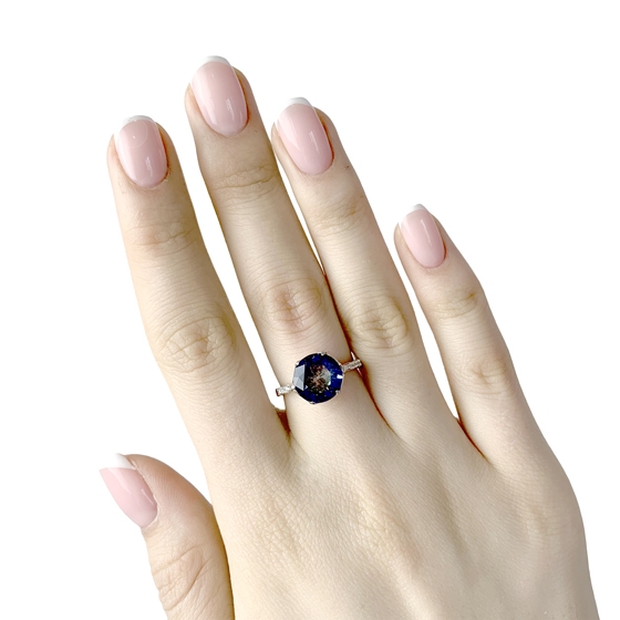 Silver ring with a 3.297-carat mystic topaz