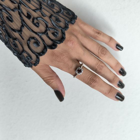 Срібна каблучка з гранатом 0.408ct, фіанітами