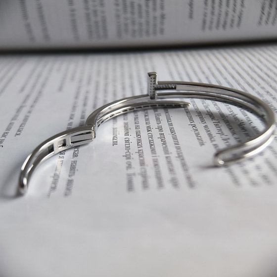 Silver bracelet with cubic zirconia