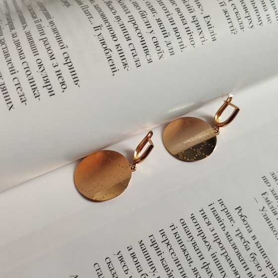 Gold earrings without stones