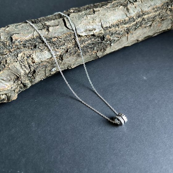 Silver necklace with phianites