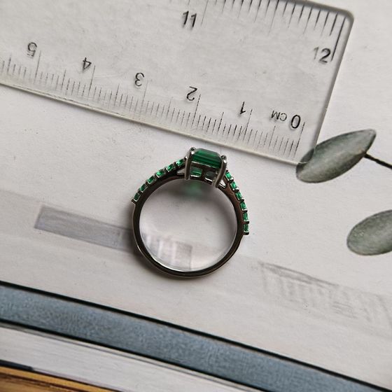 Silver ring with emerald nano