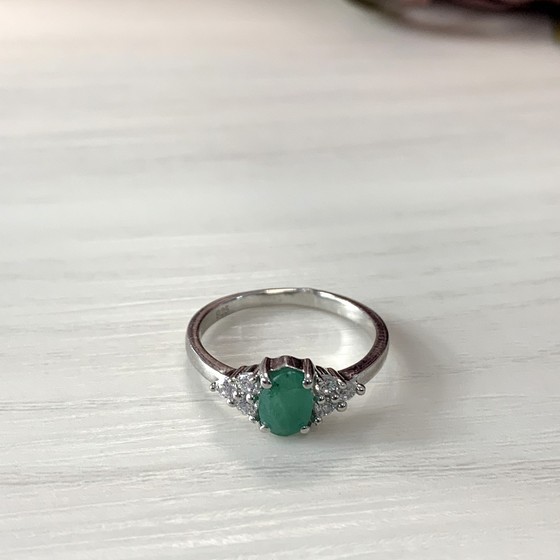 Срібна каблучка зі смарагдом 1,155 карата