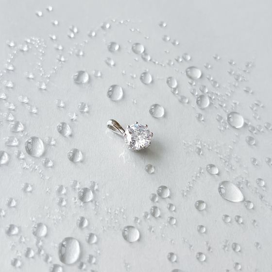 Silver pendant with phianites