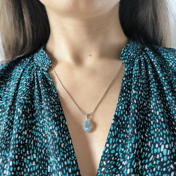 Срібна підвіска з топазом 3.265ct, фіанітами