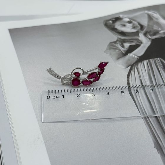 Серебряная брошка с рубином