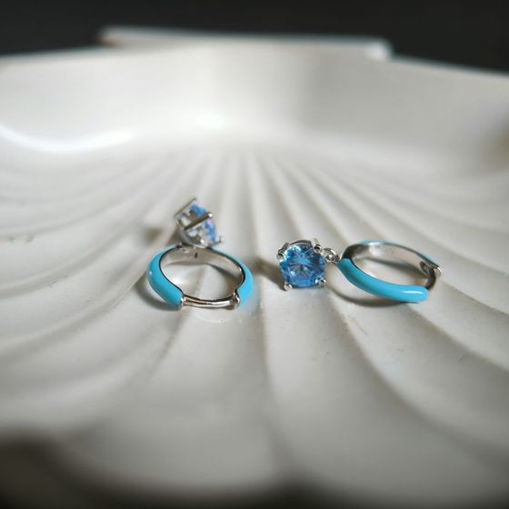 Серебряные серьги с фианитами, емаллю