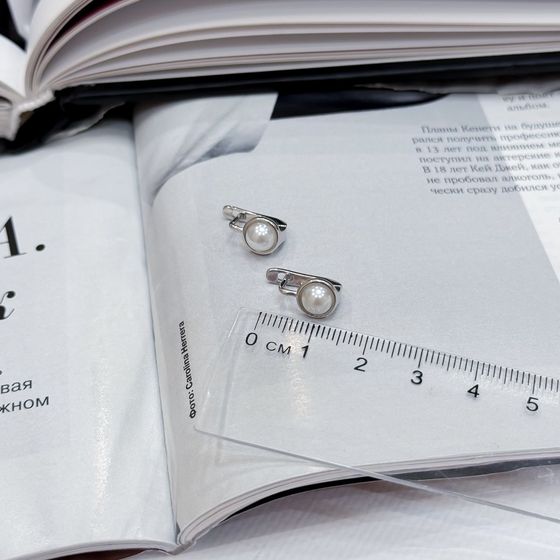 Silver earrings with pearls