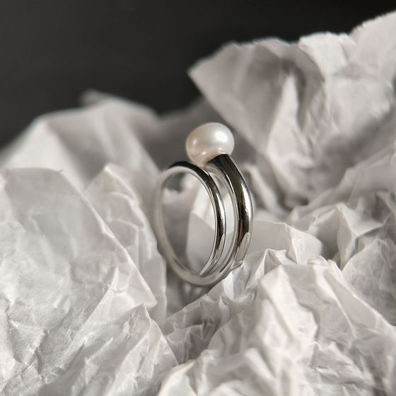 Silver ring with pearls