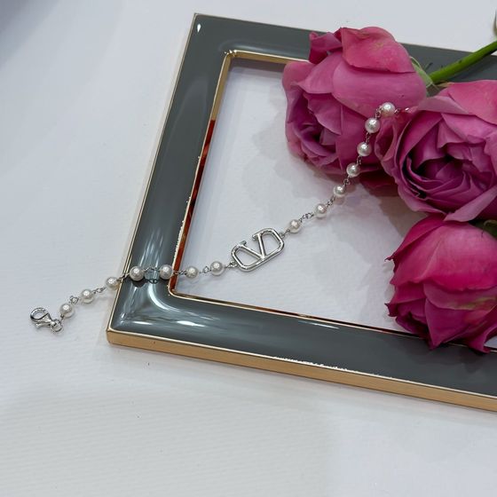 Silver bracelet with pearls