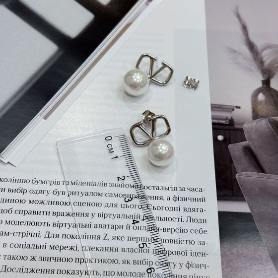 Silver earrings with pearls