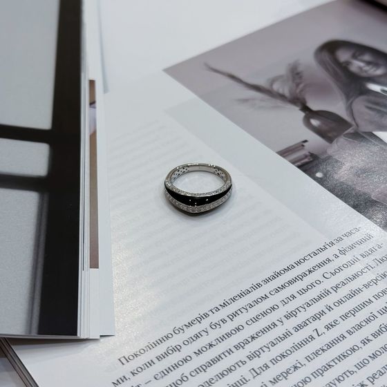 Срібна каблучка з фіанітами, емаллю