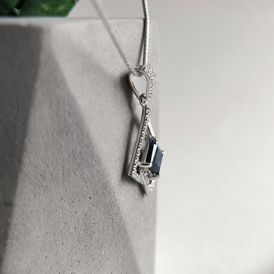 Срібна підвіска з сапфіром 1.859ct, фіанітами