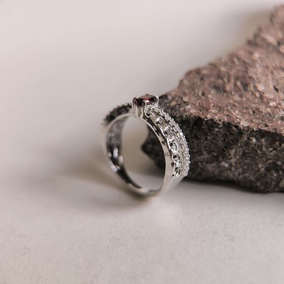 Срібна каблучка з гранатом 0.643ct, фіанітами