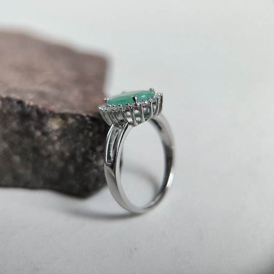 Срібна каблучка зі смарагдом 2,836 карата та фіанітами