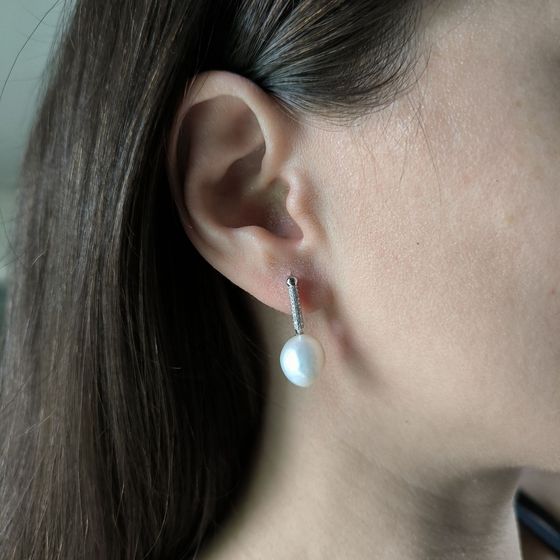 Серебряные серьги с жемчугом барочным, фианитами