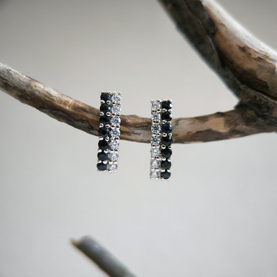 Silver earrings with 1.434ct sapphire and cubic zirconia